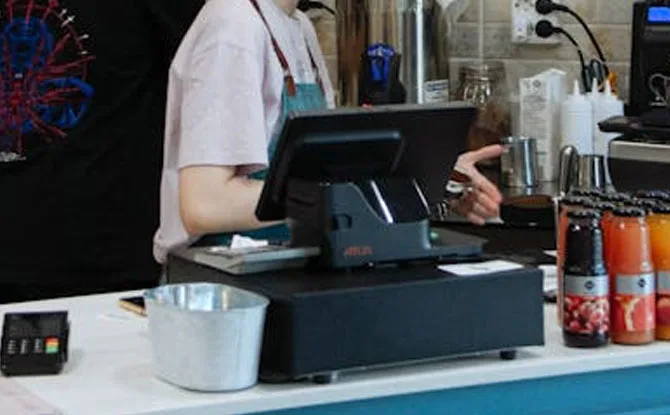 End-of-Shift Chuckles: Cashier Jokes That Make It All Worth It